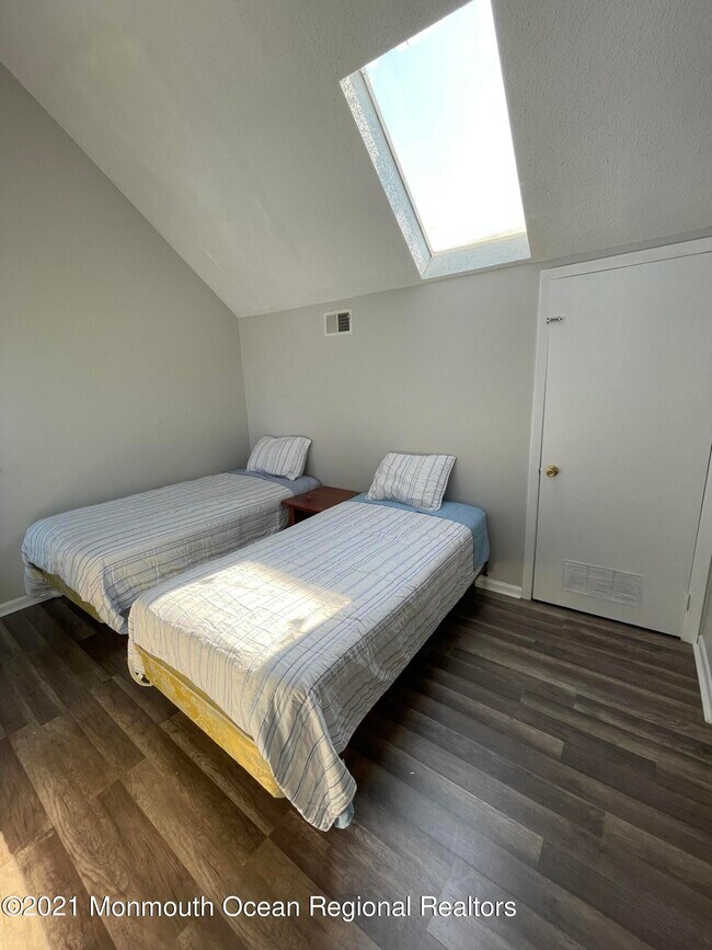 Building Photo - 231 Sumner Ave