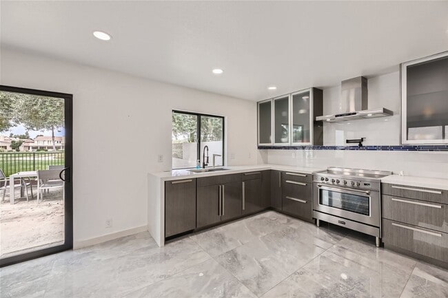 Building Photo - Golf Course Views from LVCC home