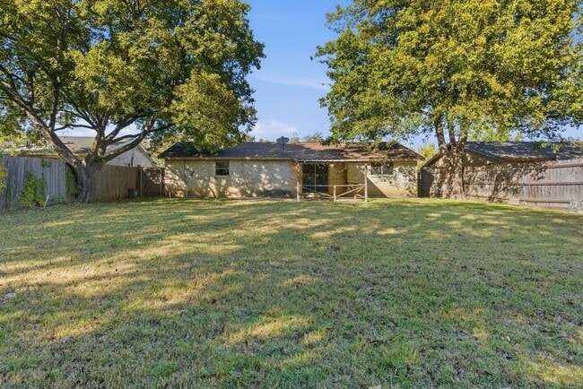 Building Photo - Amazing in Arlington