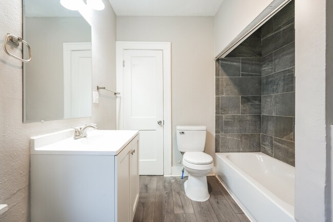 Building Photo - 226 E Fairview Ave