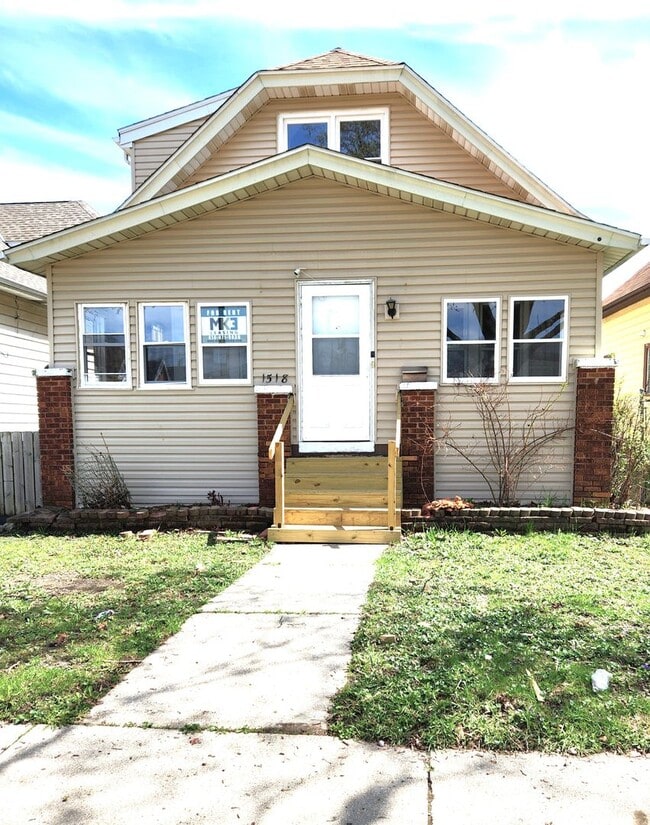 Building Photo - 5 bedroom single family - Available now!