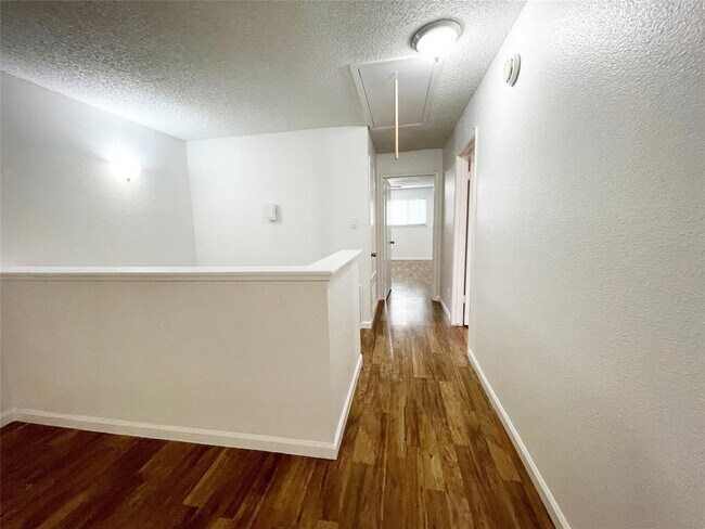 Building Photo - 13897 Hollowgreen Dr