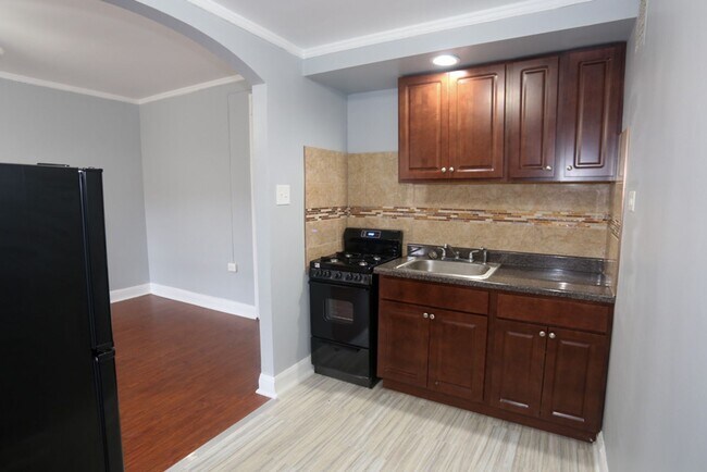 Interior Photo - 6930 N Greenview