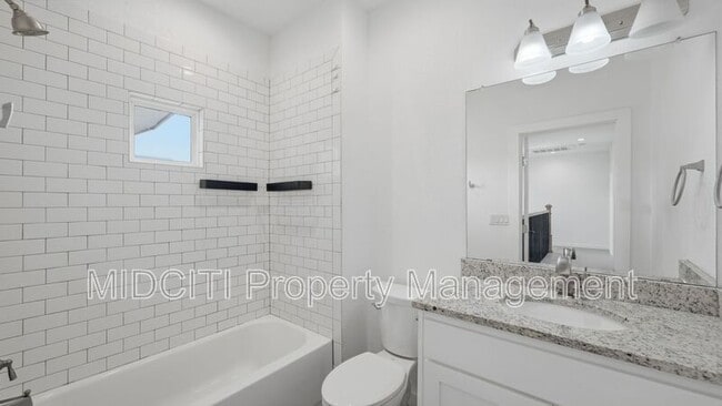 Building Photo - 895 E Mather St