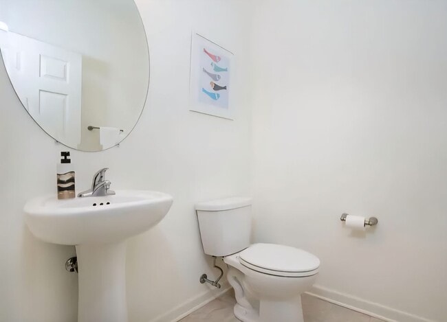Building Photo - Spacious End-Unit Townhome for Rent in Mer...