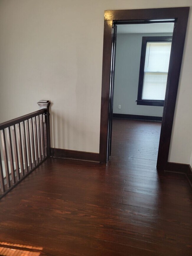 Building Photo - NEW LISTING!! 3 Bedroom 1 Bath