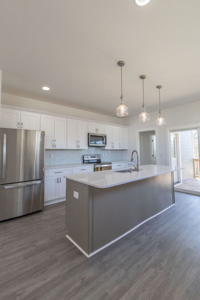 Building Photo - 3 Bed 2.5 Bath Single-Family Urban Home