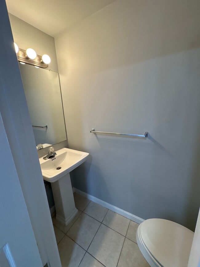 Building Photo - ** 3 BEDROOM TOWNHOME **