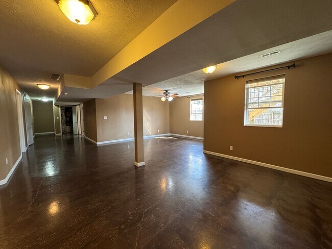 Building Photo - Beautiful spacious home in Waynesville