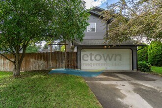 Building Photo - 4 Bedroom 2 Bathroom Home with Attached 2 ...