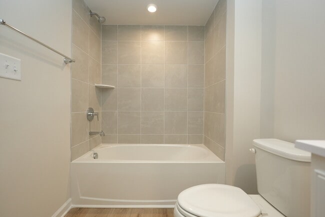 Building Photo - A large spacious home in Arbor St!