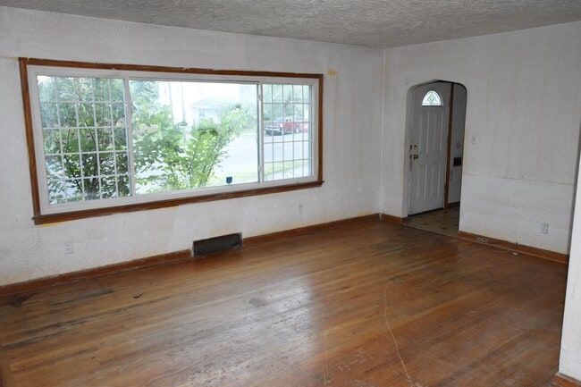 Building Photo - 2105 Lakeview Ave