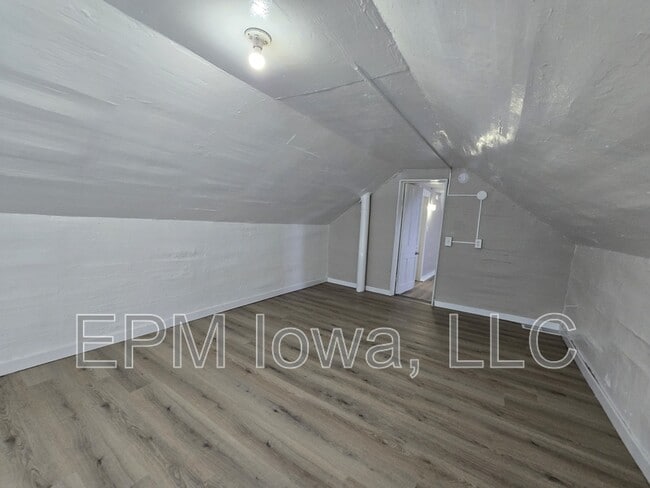 Building Photo - 740 W 11th St
