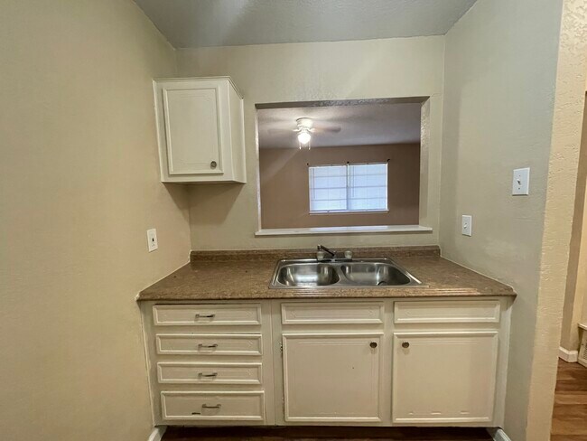 Building Photo - 327 E Locust St