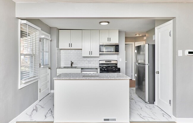 Building Photo - 8601 Belhaven Dr