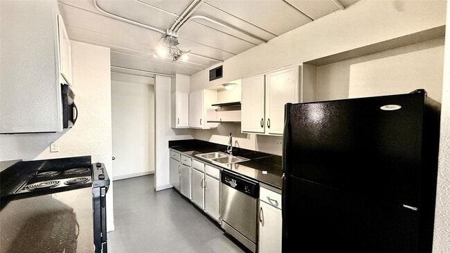 Building Photo - 5400 Memorial Dr