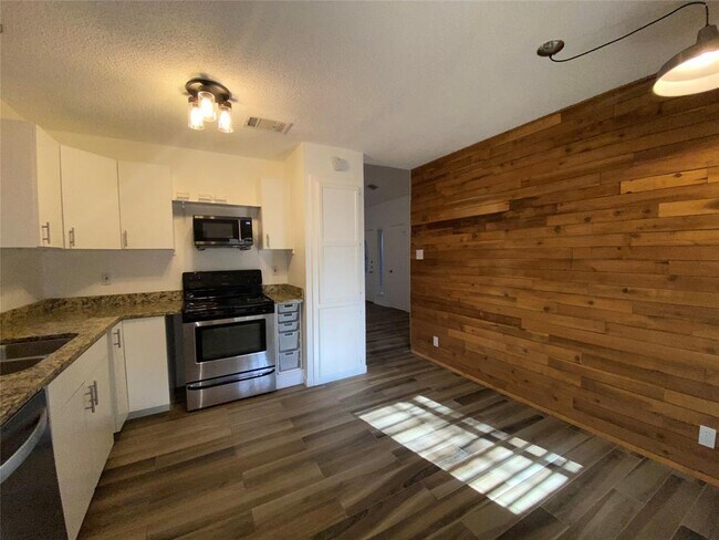 Building Photo - 9618 Sugar Hill Dr