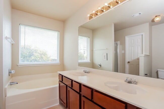 Building Photo - 2806 Jennie Wells Dr