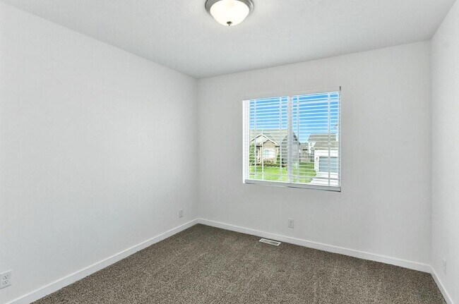 Building Photo - Near Lake Flanagan