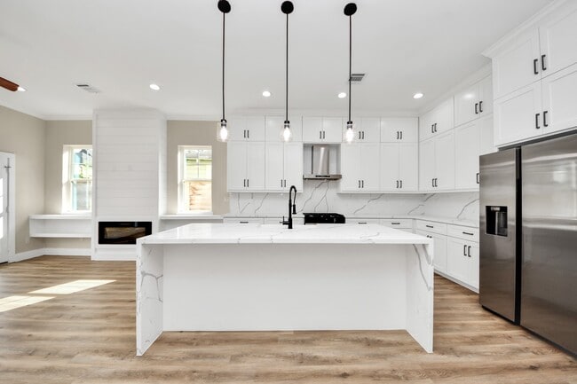 Building Photo - 127 E 38th St