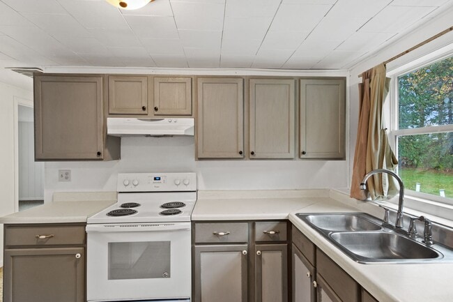 Building Photo - 2 Bedroom House