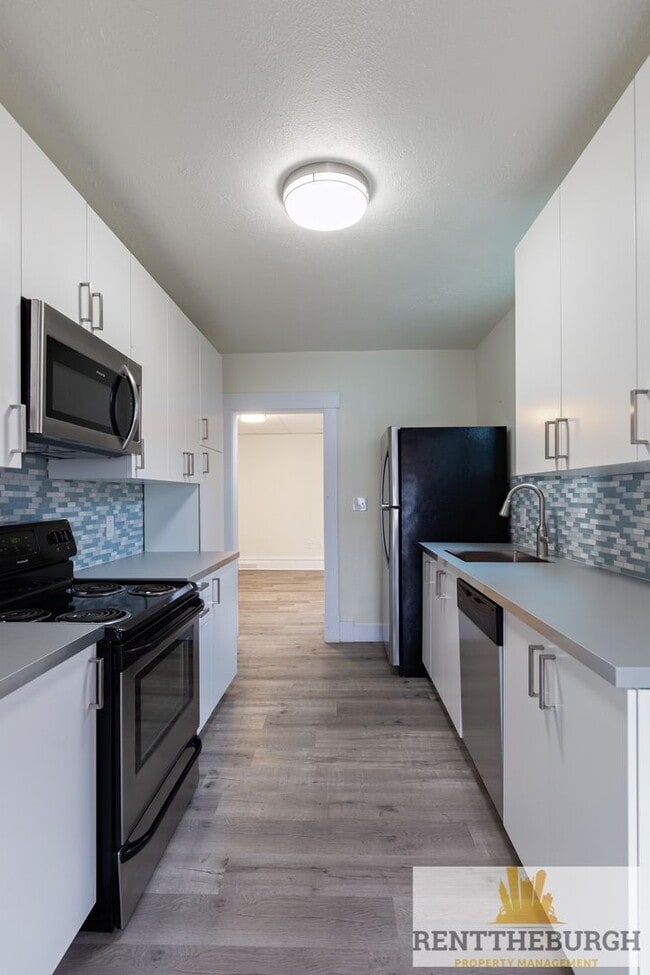 Building Photo - Updated 4BR 2 Full Bath House with Parking!