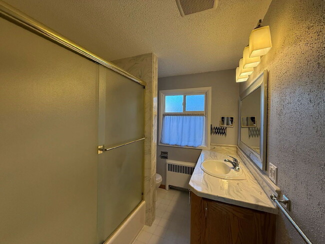 Building Photo - 1495 Lake Dr