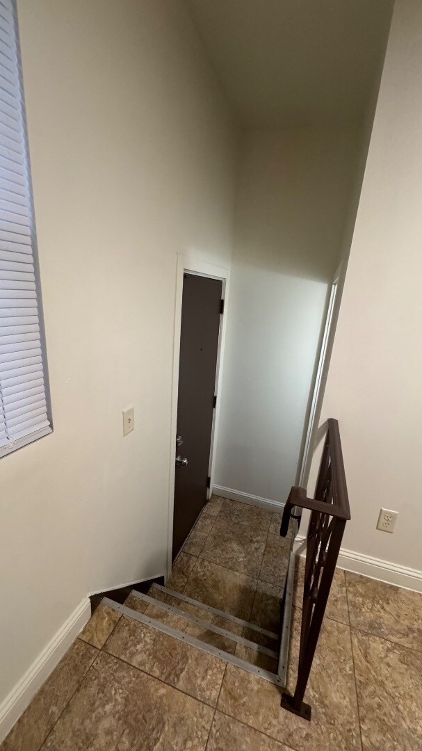 Building Photo - 2162 Vermont St