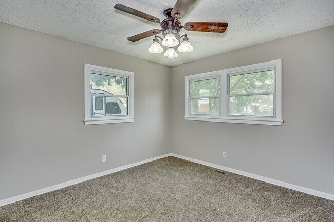 Building Photo - 545 Riverview Ave