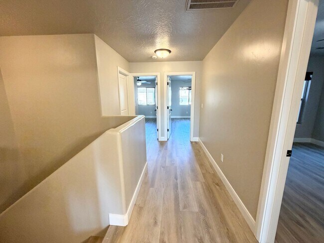 Building Photo - 355 W 200 S