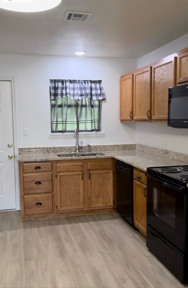 Building Photo - 1112 Shellie Ln