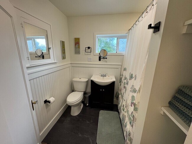Building Photo - Charming Short Term Rental - 1-6 Month Lease