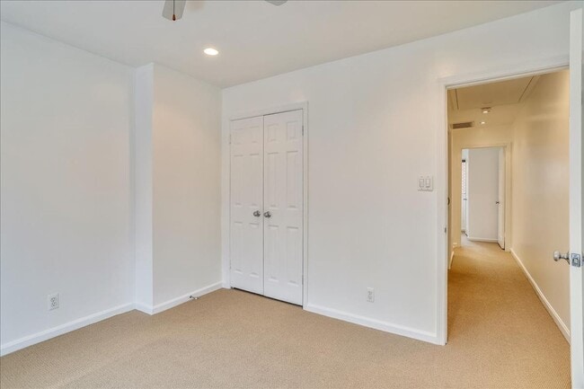 Building Photo - Updated townhome in popular Paper Mill Cou...
