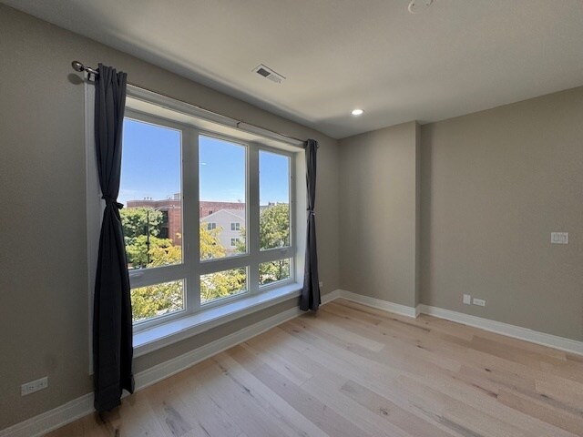 Building Photo - 7430 N Hermitage Ave