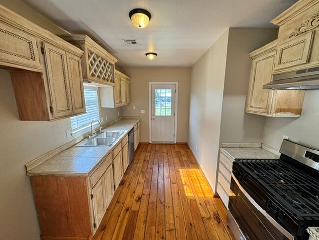 Building Photo - 3 bed 2.5 baths with new paint, carpet and appliances in Chickasha! ready for move in!
