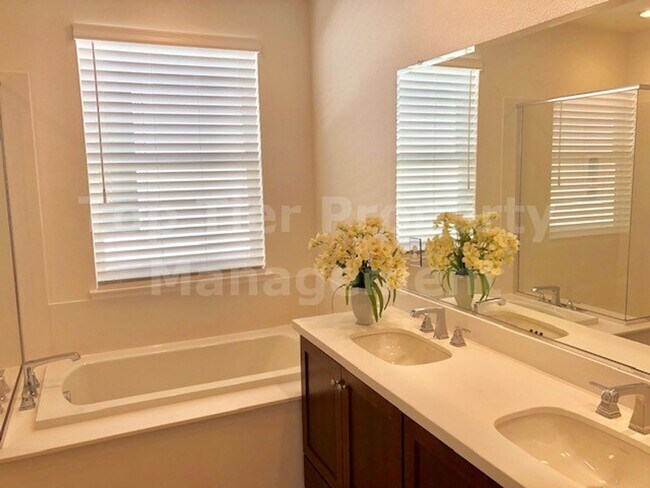 Building Photo - Beautiful tri-level 3 Bd/2.5 Ba, 2000 sf s...