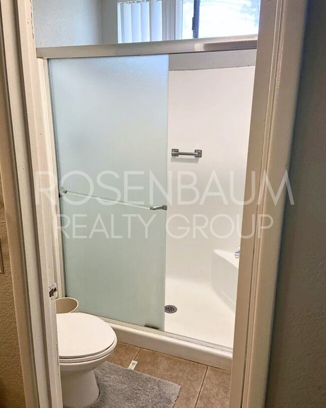 Building Photo - Beautiful 2-beds, 2-baths ground-level cor...