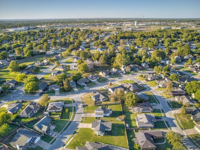 Building Photo - Move in discount / $800 first month rent