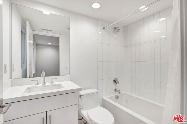Building Photo - 1414 1/2 N Stanley Ave