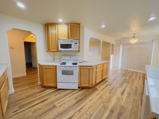 Building Photo - 3 Bedroom 2 1/2 Bath 3 garage