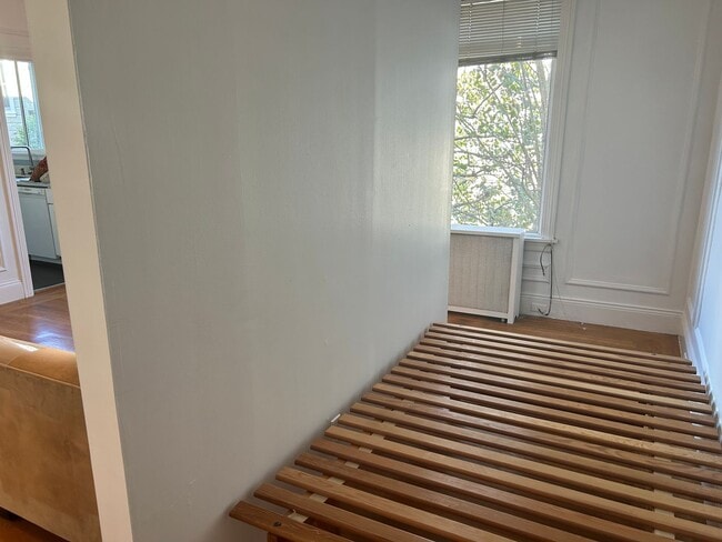 Building Photo - Russian Hill Large Studio Condo!