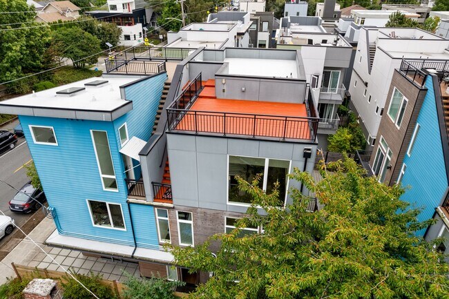 Building Photo - Gorgeous 3 Bd/2.5 Ba Seattle Townhouse