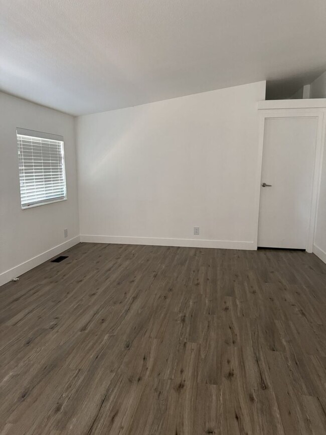 Building Photo - Large Echo home for rent