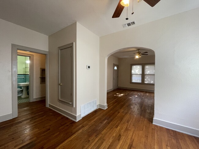 Building Photo - 713 E Elmira St