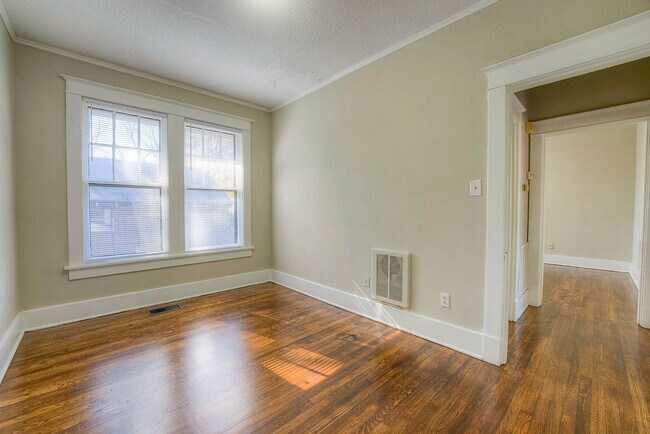 Building Photo - Gorgeous, renovated Midtown 3/1.