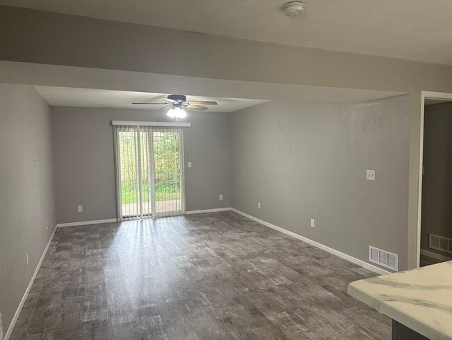 Building Photo - 921 Minns Dr