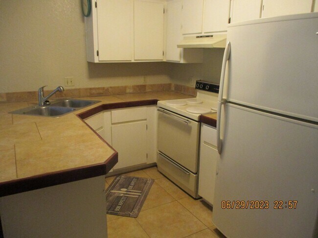 Building Photo - 2700 S White Mountain Rd