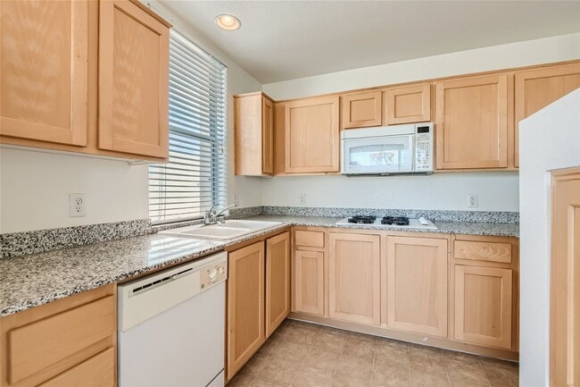 Building Photo - 2 Bedroom Mid-Rise Condo at PARK AVENUE!