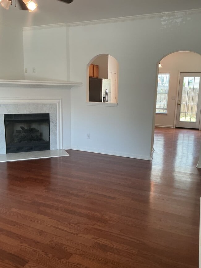 Building Photo - Move-In Ready 2-Bedroom Townhouse in the H...