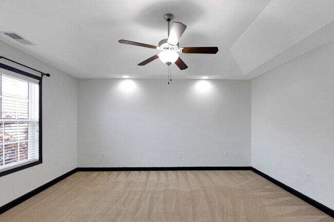 Building Photo - Spacious 3BR Townhome in Fayetteville